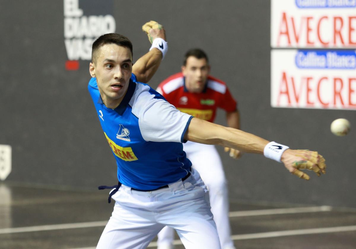 Zabala se prepara para golepar a la pelota.