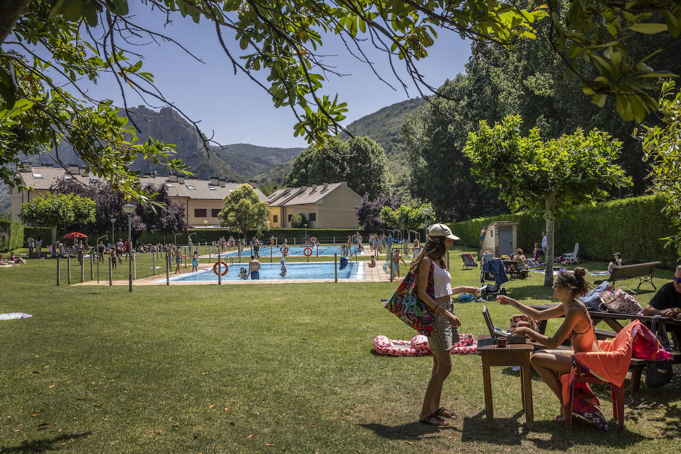 Las piscinas de Torrecilla en Cameros son uno de los atractivos del verano