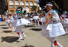 Danzadores del grupo Virgen de las Angustias de Pobladura de Pelayo García, bailando al inicio de la procesión.