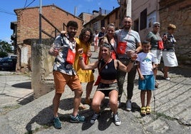 Familia y amigos disfutan de la jornada en el barrio.