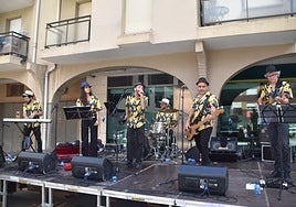 El grupo riojano La Orquestina Anarcoyeyé animó el vermú en la plaza de San Isidro en el último día de las fiestas de la juventud de Autol.
