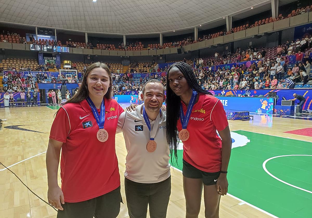 Adriana Díaz, a la izquierda, con el bronce colgado al cuello.