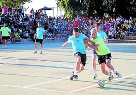 Dos jugadores finalistas en una de las disputas por el balón.