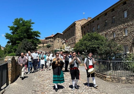 Procesión por las calles de Lumbreras con la imagen de la Magdalena, patrona de Pajares.