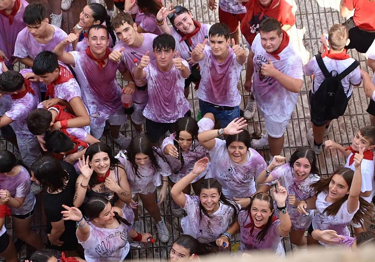 Jóvenes empapados en el cohete de Santa Ana de 2023.