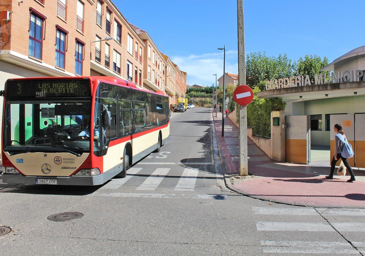 El autobús urbano transcurre por la calle Albina Balda de Villamediana de Iregua, en una imagen de archivo.