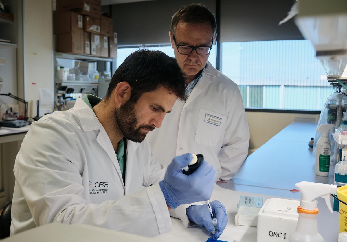 Srdan Tadic prepara, en presencia de Alfredo Martínez, una vacuna en el laboratorio de la Unidad de Angiogénesis del Cibir