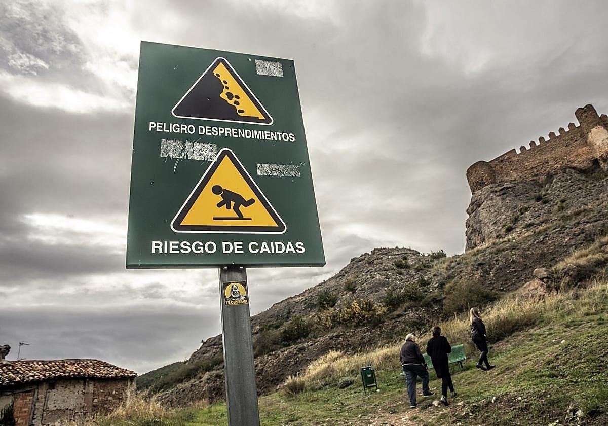 Carteles de advertencia del peligro en el acceso al castillo.
