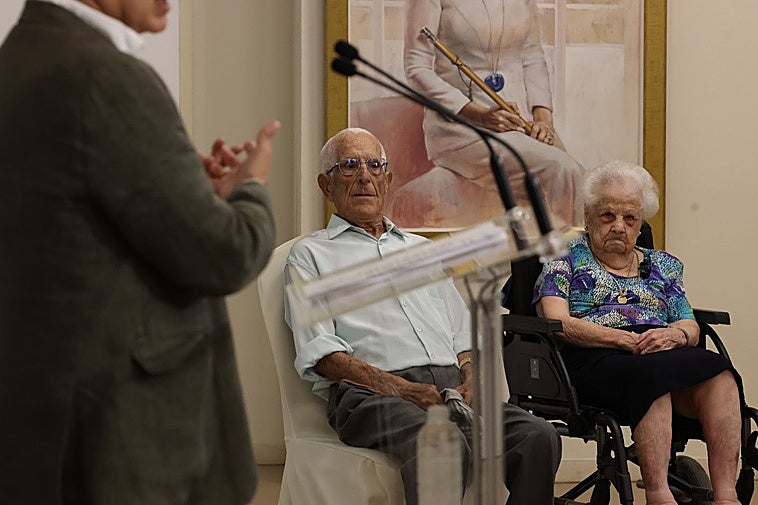 Gregorio Pacheco y Marcelina López, durante el homenaje en el salón de retratos del Consistorio