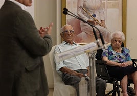 Gregorio Pacheco y Marcelina López, durante el homenaje en el salón de retratos del Consistorio