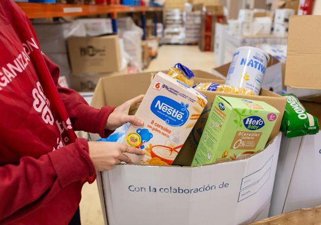 Reparto de alimentos por parte de Cáritas, en una imagen de archivo.