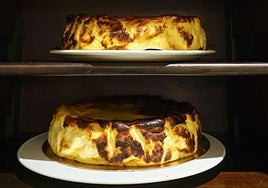 Tartas de queso en el horno del restaurante donostiarra La Viña.