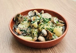 Patatas en salsa verde con berberechos