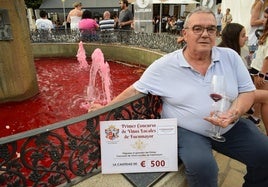 Alejandro Ramos posa en la fuente del vino de Fuenmayor tras ganar el Primer Concurso de Vinos Locales.