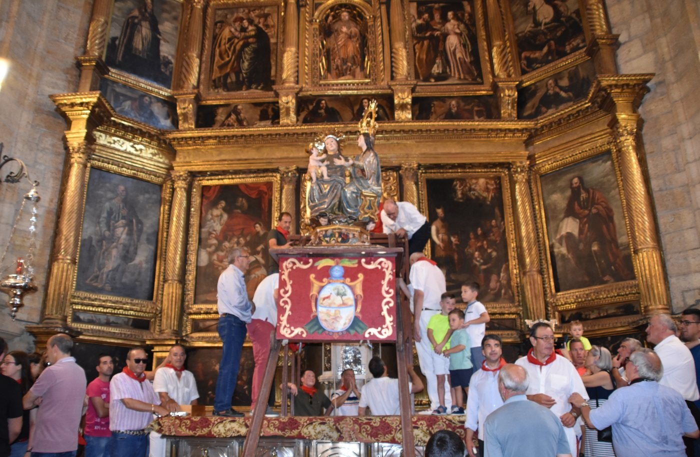 Preparativos para la subida de Santa Ana a su lugar en el camarín que preside el altar mayor de la parroquia.