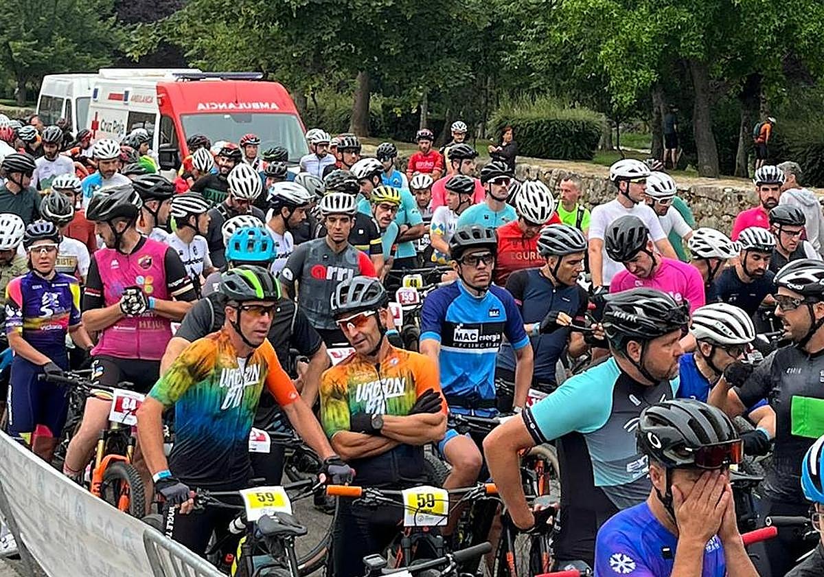 Los ciclistas conversan antes de tomar la salida.
