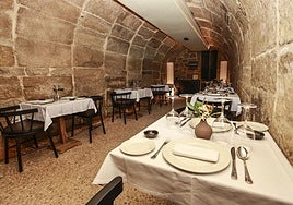 Detalle del comedor, con suelo de cantos rodados.