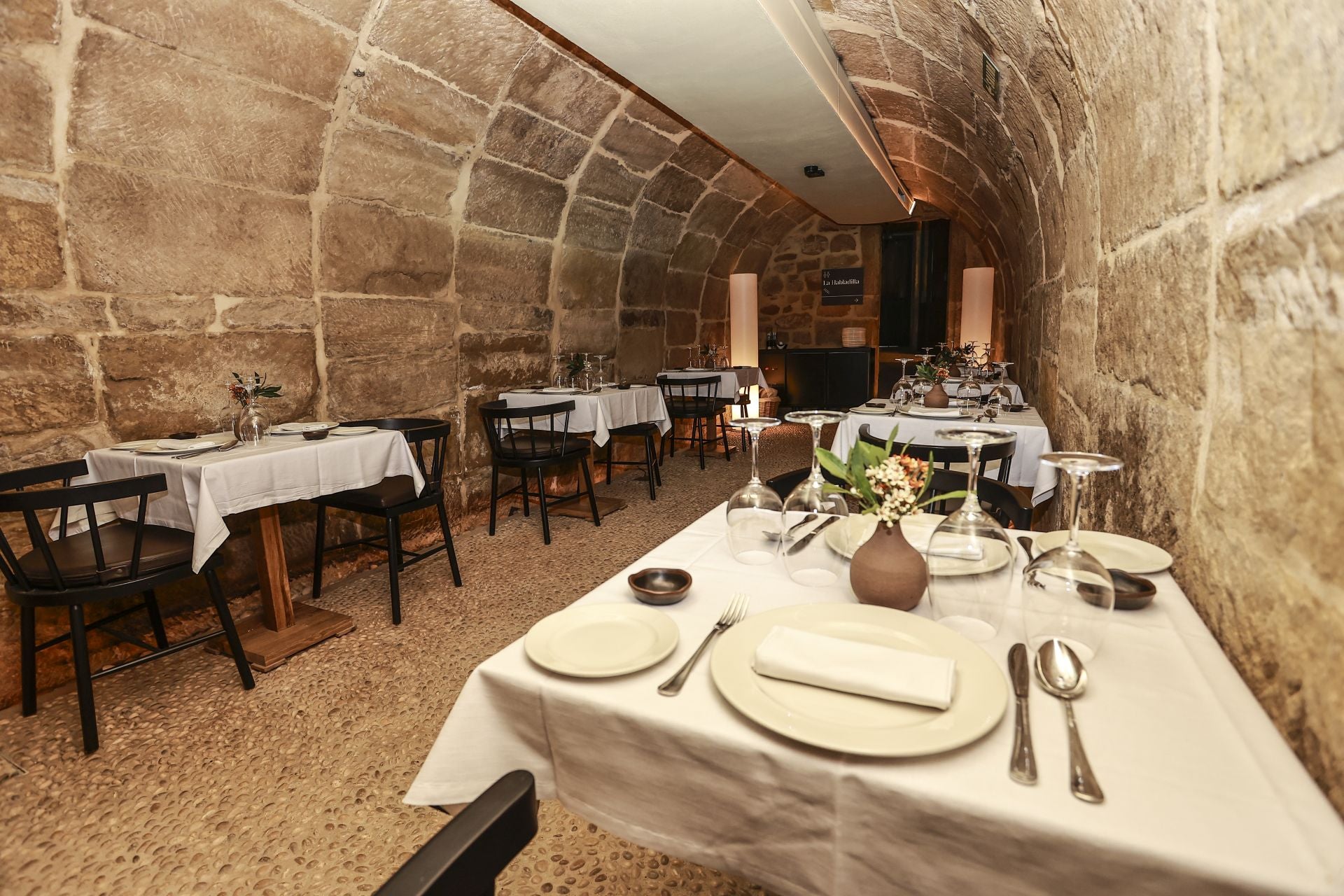 Detalle del comedor, con suelo de cantos rodados.