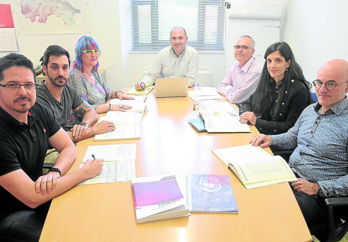 Mario Lorente, Diego Jiménez, Natalia Herreros, Álvaro Forcada, José Francisco Lerena, Elena Esparza y Luis Fernando Sáenz, el equipo del Instituto.