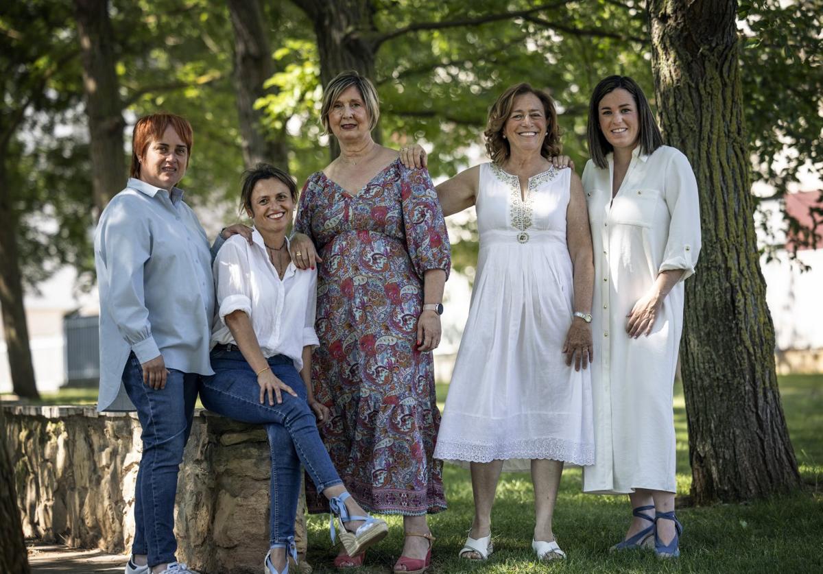 Pilar Martínez, Raquel Arrieta, Cristina Navaridas, Inmaculada Ortega y Mónica Moreno posan en el parque La Ribera de Logroño.