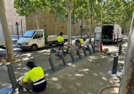 Operarios colocando las bases para las nuevas bicis.