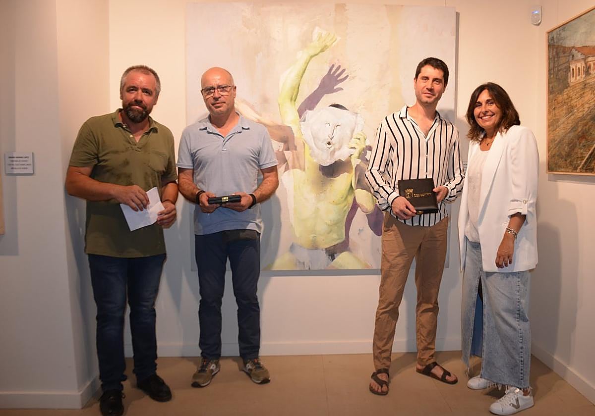 Garrido, Ángel Alguero (medalla), Alejandro Martínez (ganador) y Reyes Zapata, junto a la obra ganadora.