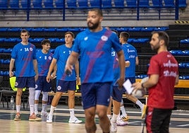 Los jugadores del Ciudad de Logroño comienzan a ejercitarse.