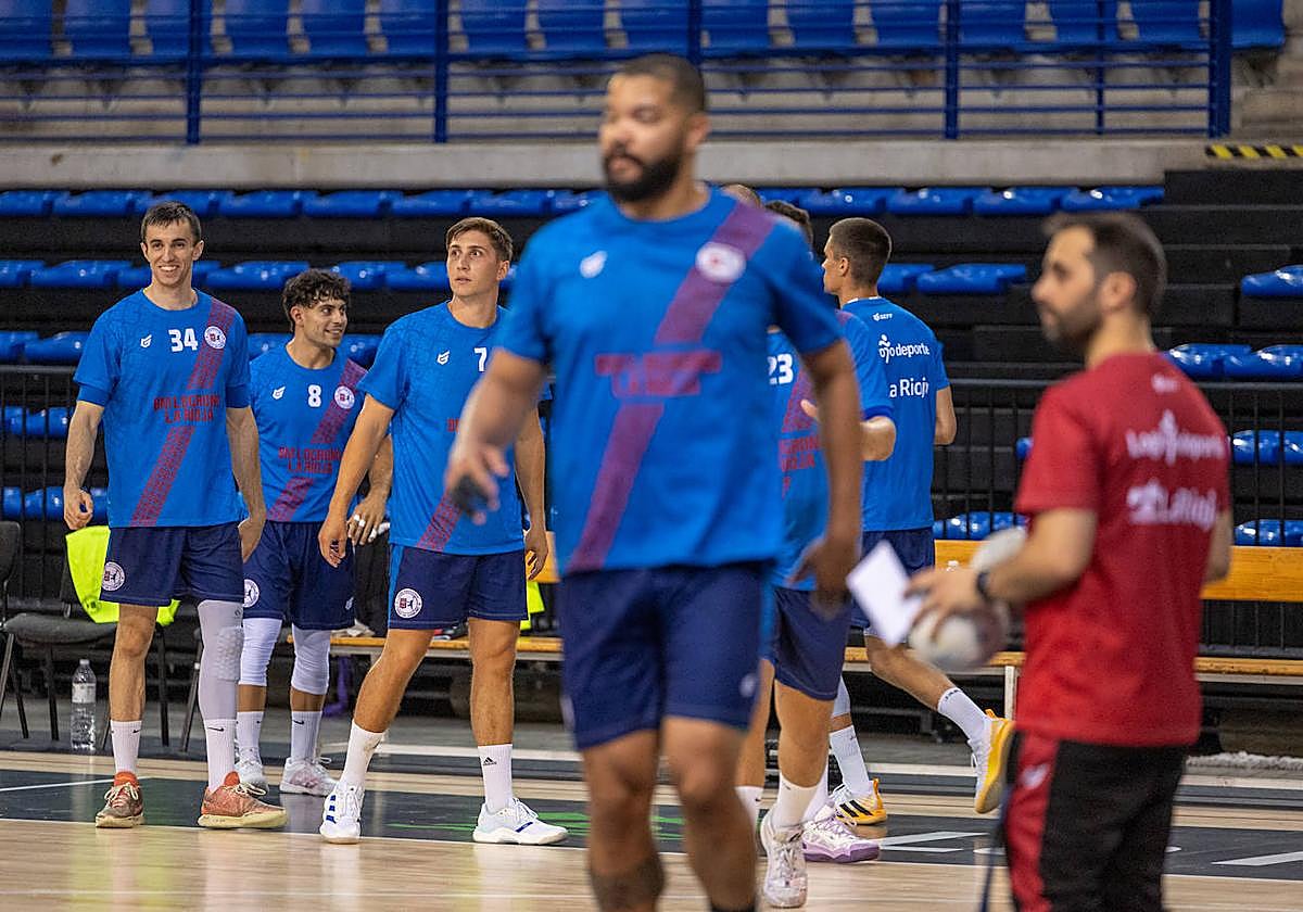 Los jugadores del Ciudad de Logroño comienzan a ejercitarse.