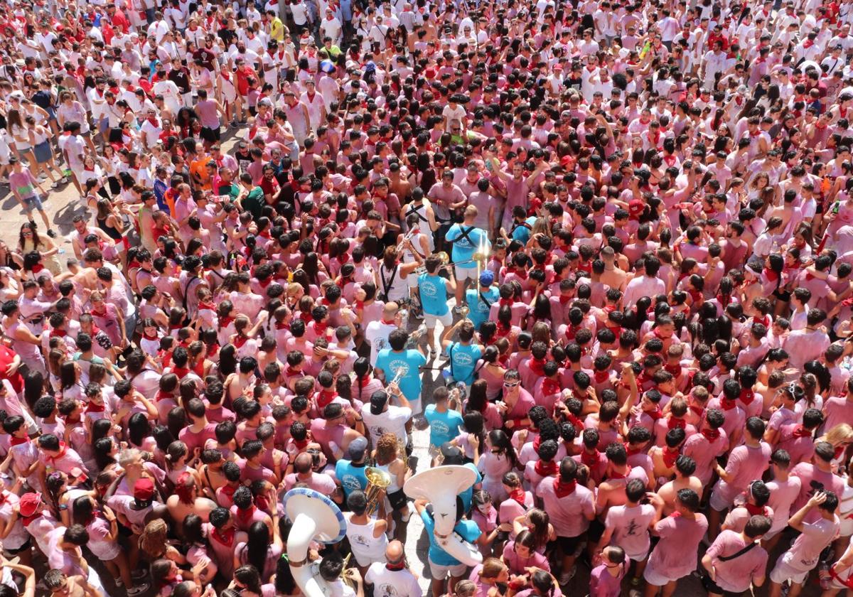 Imagen del 14 de agosto de 2023, cuando la charanga local La Veleta inició el pasacalles tras el cohete que abrió las fiestas.