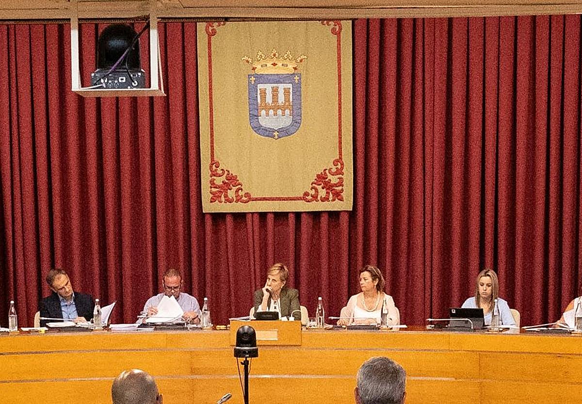 El escudo de 1523, con una corona abierta, preside el salón de plenos.