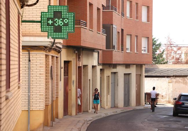 Treinta y seis grados, a la sombra, en una farmacia de Alfaro.