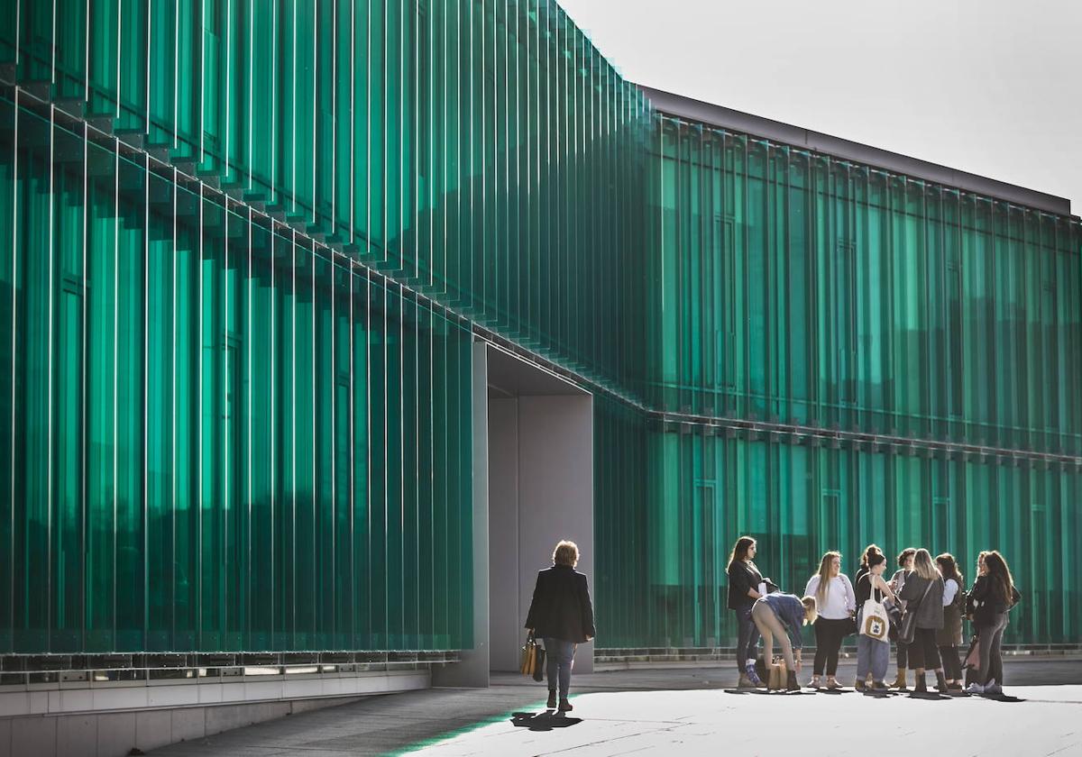 Alumnas en el exterior del edificio de Enfermería.