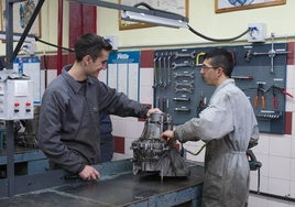 Dos alumnos de FP trabajan con un motor en el taller del centro Sagrado Corazón en una imagen de archivo.