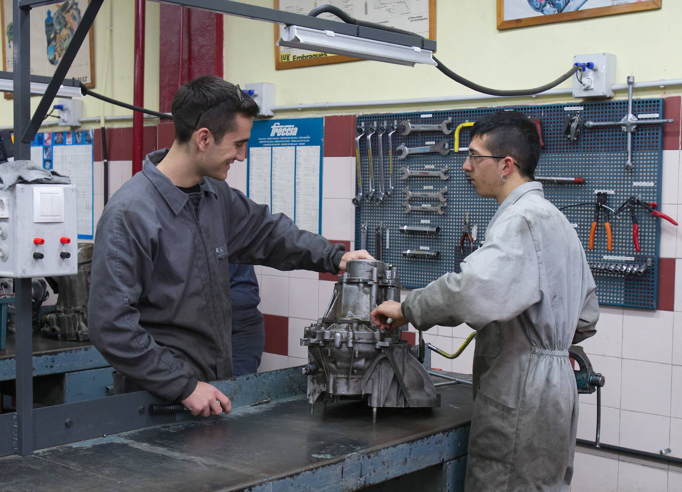 Dos alumnos de FP trabajan con un motor en el taller del centro Sagrado Corazón en una imagen de archivo.