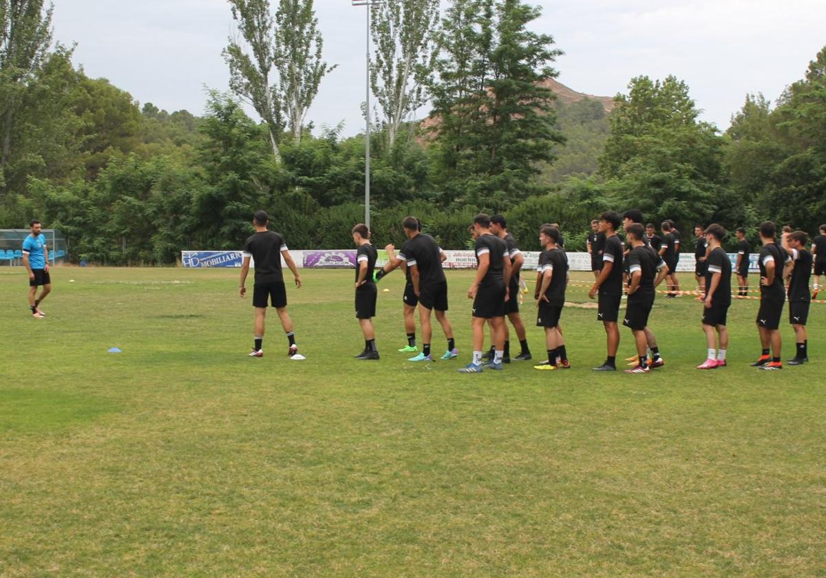 Los jugadores del Náxara, concentrados en la práctica inaugural del lunes en el estadio de La Salera.