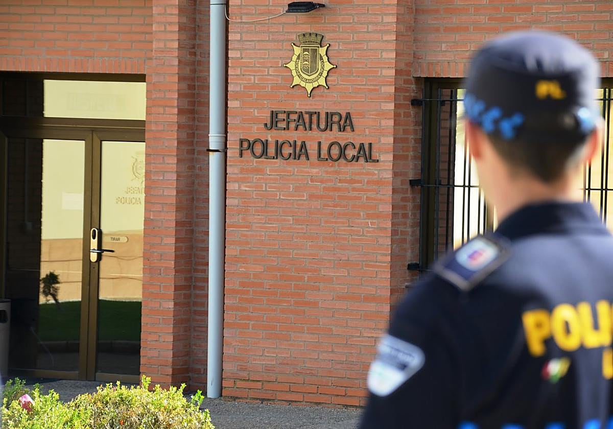 Un agente de la Policía Local, delante de la Jefatura de Calahorra.