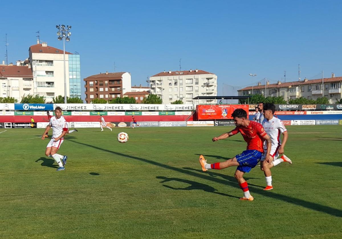 Aparicio, del Calahorra, lanza el balón hacia el área de la Cultural.