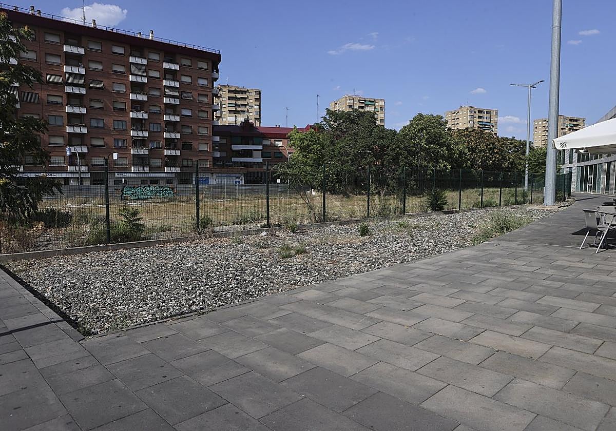 Solar junto a la estación que será para el esparcimiento canino.