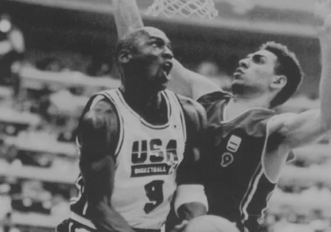 Aldama defiende a Michael Jordan en Barcelona 92.