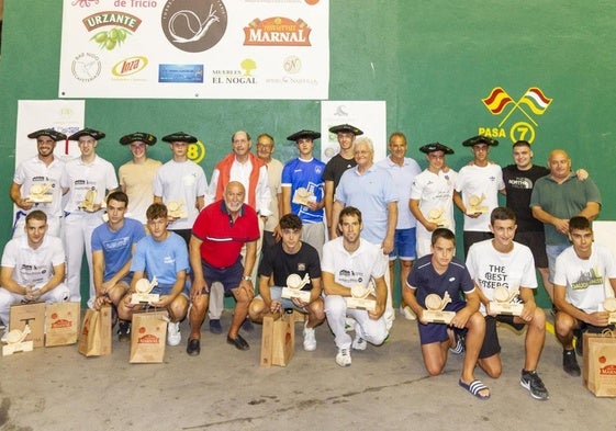 Entrega de trofeos de la primera edición del torneo Tricio Cuna de Pelotaris.