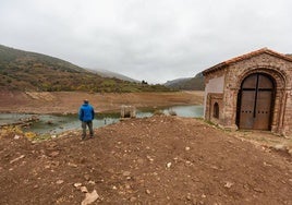 Vista del viejo pueblo de Mansilla emergiendo de las aguas del pantano.