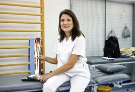 Ana San Juan, presidenta del Colegio de Fisioterapeutas en su consulta.