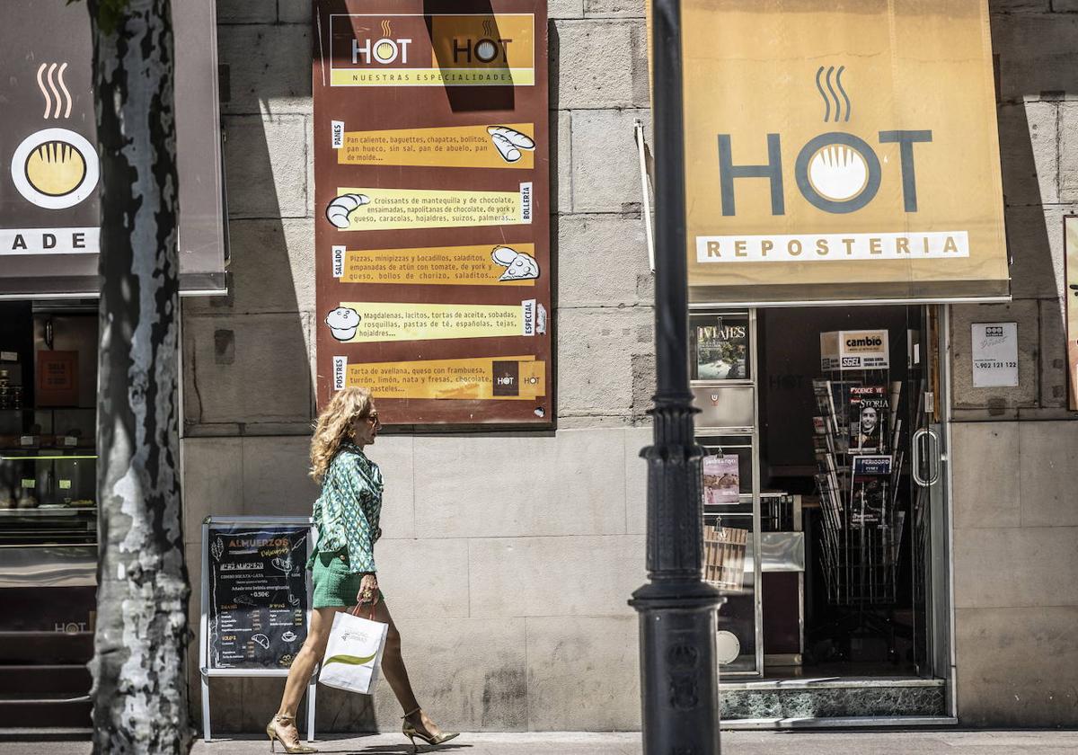 Una mujer camina por Logroño.