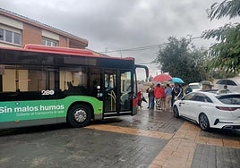 Autobús y taxi en el barrio logroñés de El Cortijo