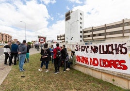 Concentración de los trabajadores en el exterior de la planta.