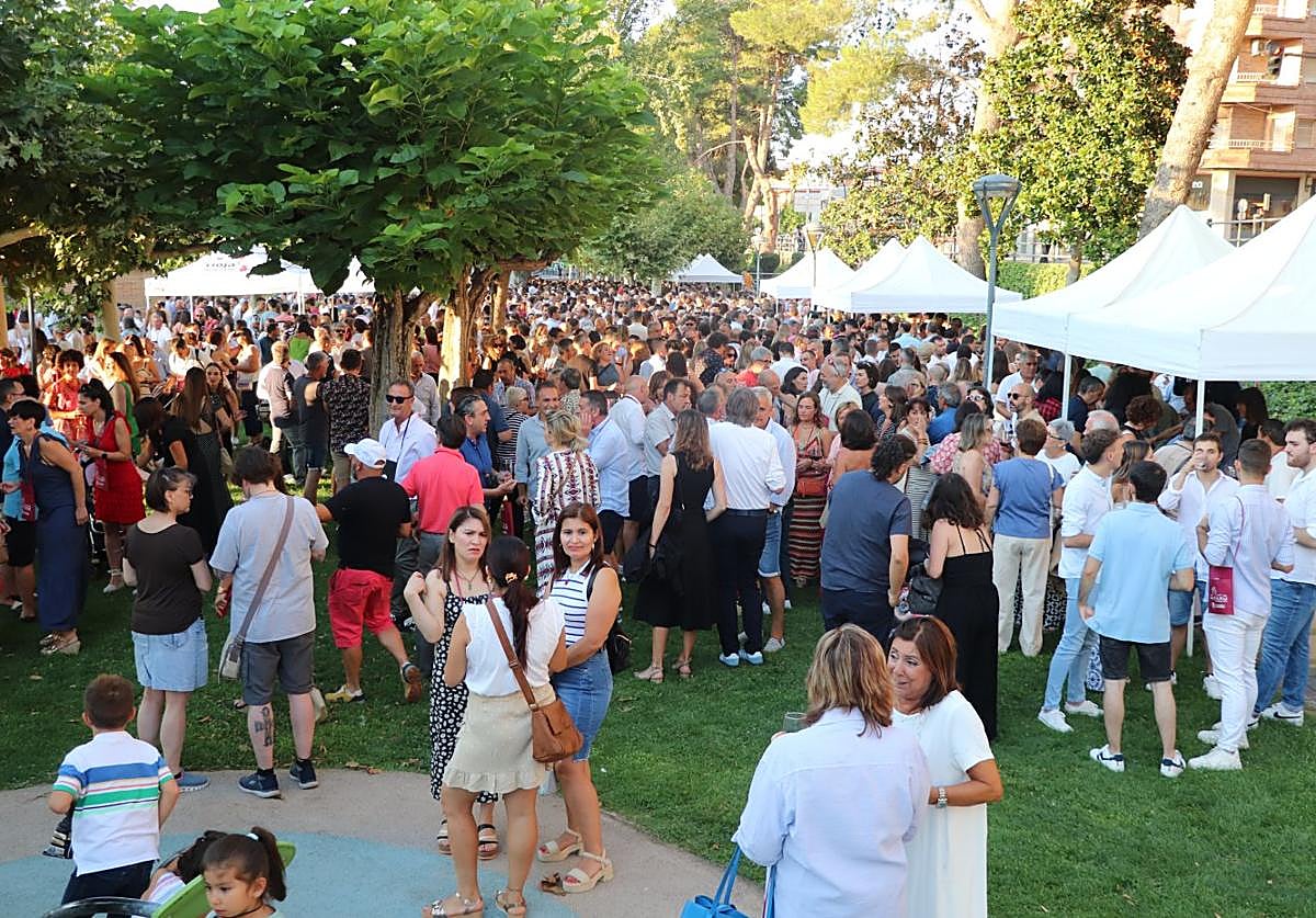 Más de 1.500 personas llenaron el paseo La Florida para degustar los caldos de las bodegas alfareñas en esta cata multitudinaria y popular.