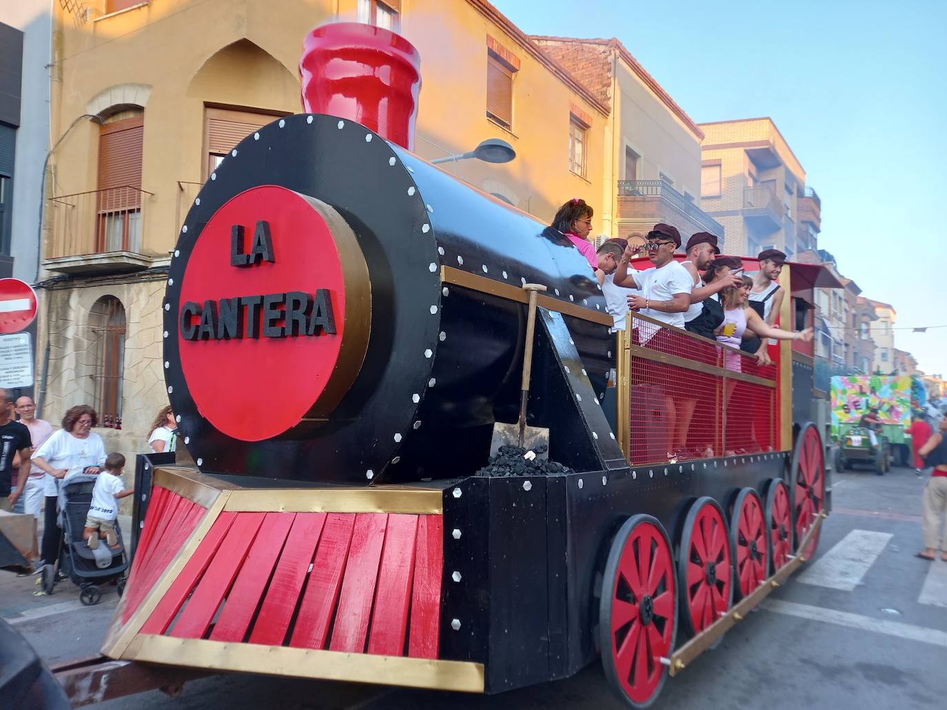 Desfile de carrozas en las fiestas de Rincón de Soto