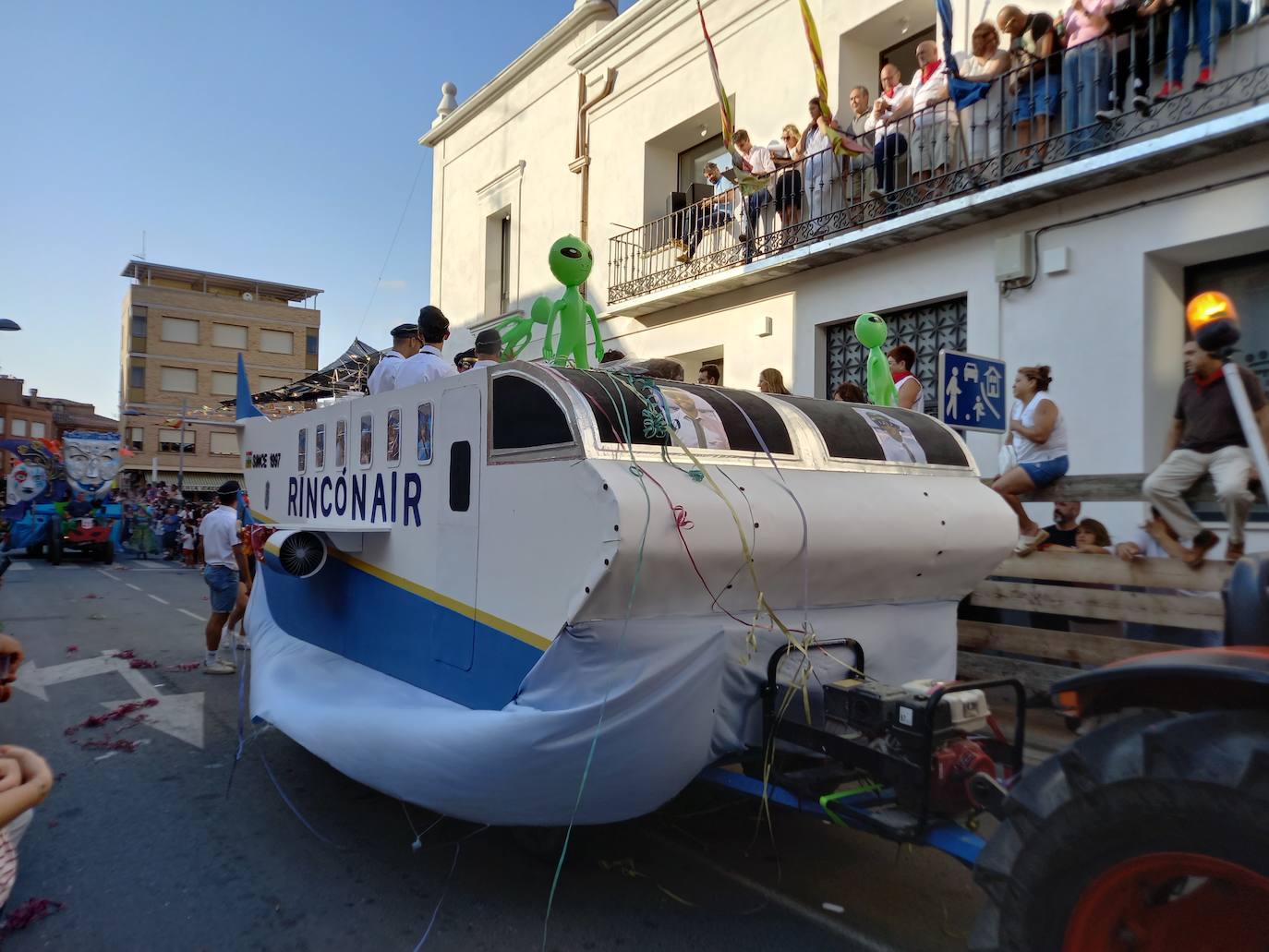 Desfile de carrozas en las fiestas de Rincón de Soto