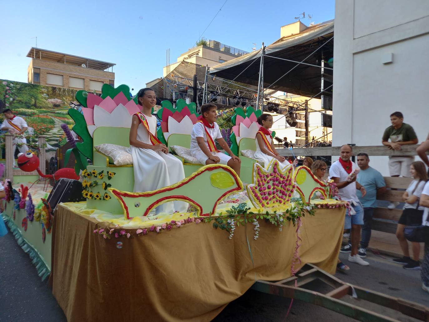 Desfile de carrozas en las fiestas de Rincón de Soto