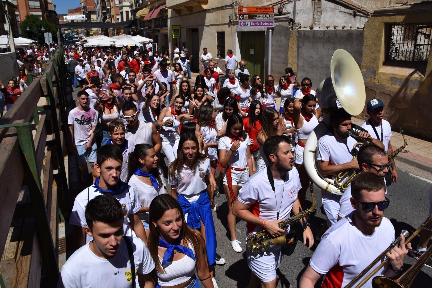 Pasacalles con la charanga en las fiestas de Quel de 2023.